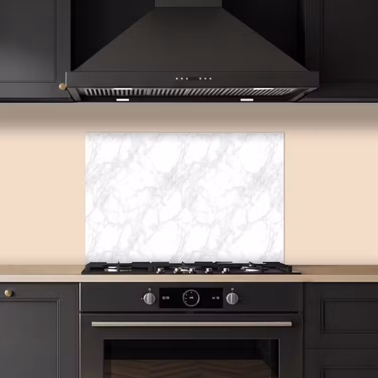Minimalistisch - Wit - Grijze aders keuken achterwand spatscherm klein 900 -sfeer1