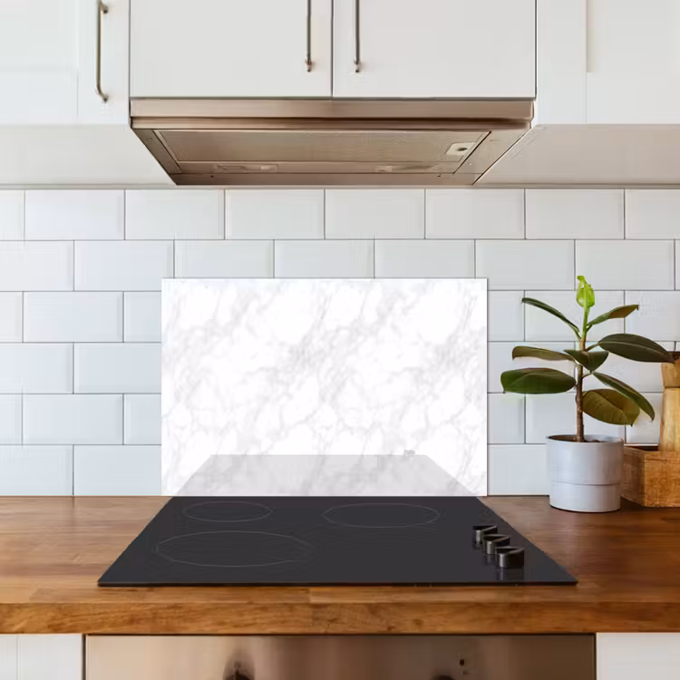 Minimalistisch - Wit - Grijze aders keuken achterwand spatscherm klein 900 -sfeer2