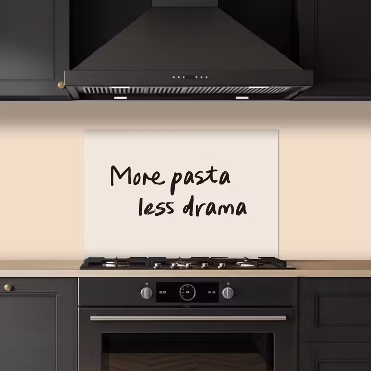 More pasta less drama keuken achterwand spatscherm klein -sfeer1