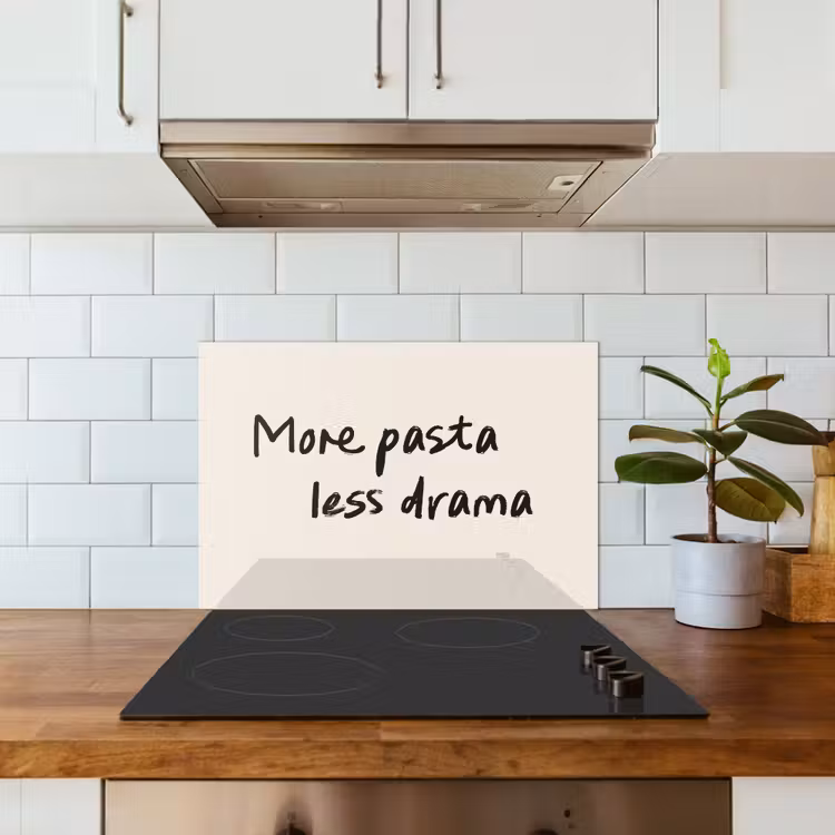 More pasta less drama keuken achterwand spatscherm klein -sfeer2