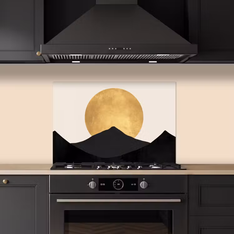 Bergsilhouetten - Gouden cirkel - Beige keuken achterwand spatscherm klein -sfeer1