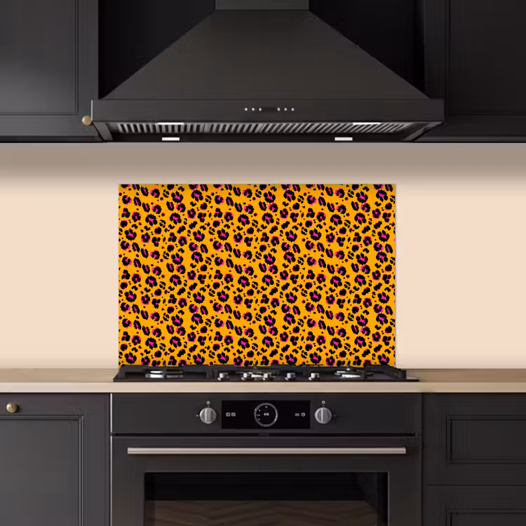 Oranje - Roze - Panterprint keuken achterwand spatscherm klein 900 -sfeer1