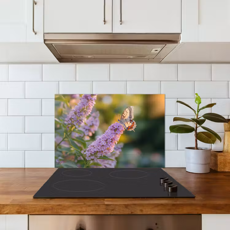 Sierlijke - Vlinder - Paarse - Bloemen keuken achterwand spatscherm klein -sfeer2