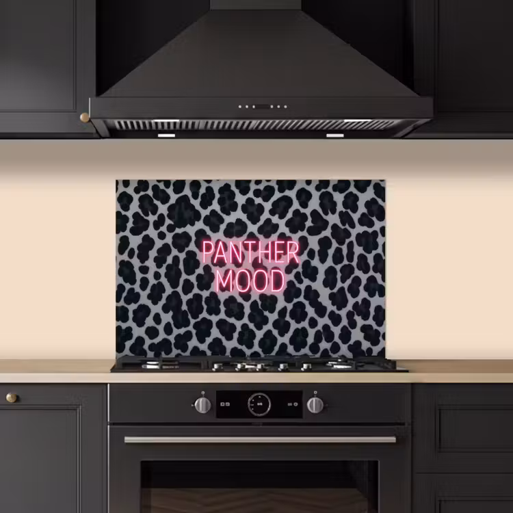 Panterprint - Zwart - Neonletters - Roze keuken achterwand spatscherm klein -sfeer1