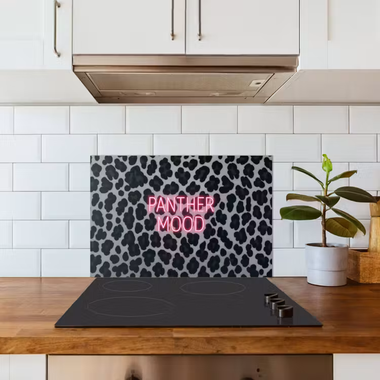 Panterprint - Zwart - Neonletters - Roze keuken achterwand spatscherm klein -sfeer2