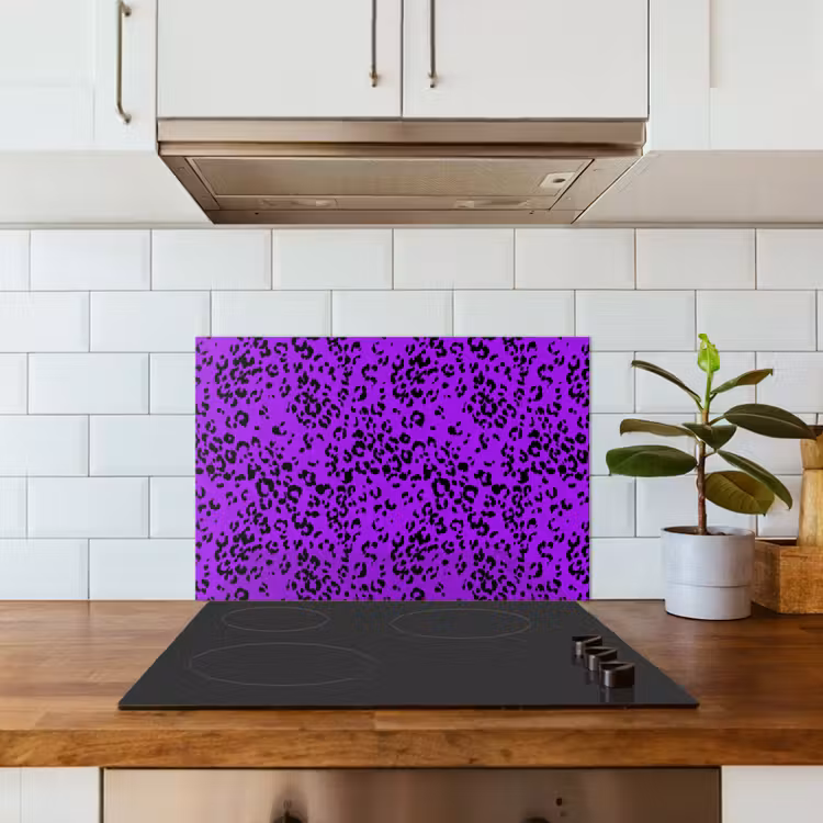 Panterprint - Paars - Patroon keuken achterwand spatscherm klein 900 -sfeer2