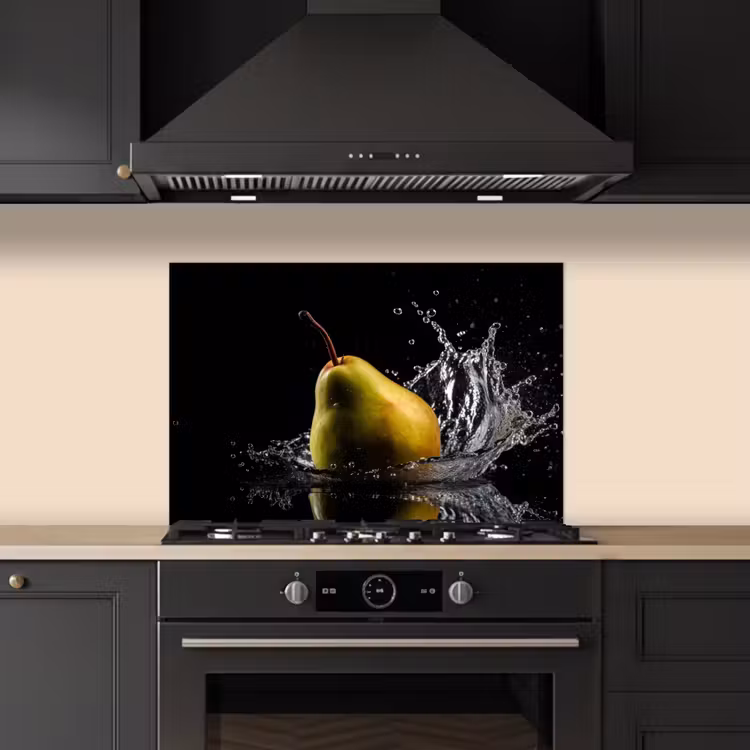 Peer - Fruit - Water - Zwart keuken achterwand spatscherm klein -sfeer1