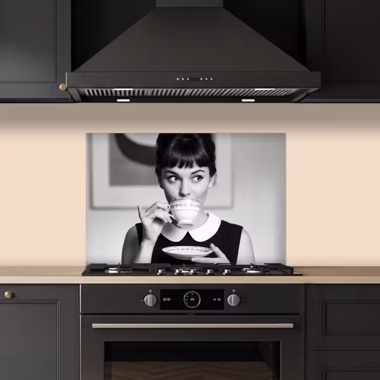 Portret - Thee - Vrouw keuken achterwand spatscherm klein -sfeer1
