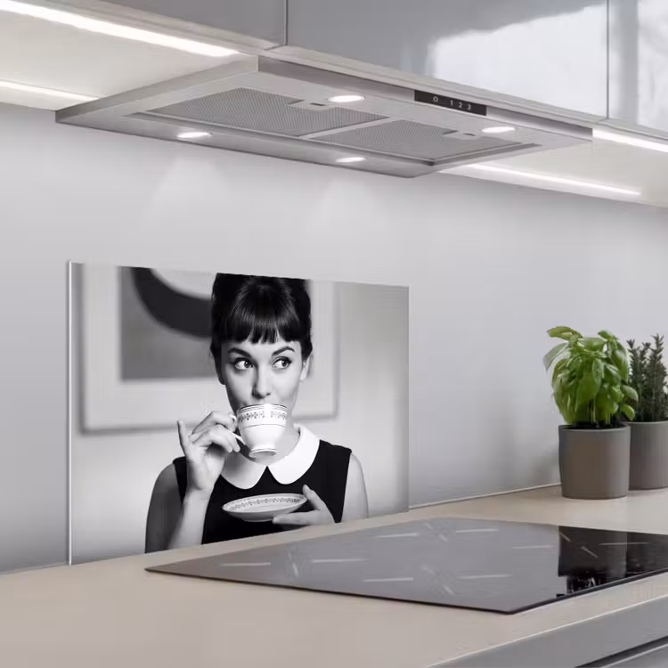 Portret - Thee - Vrouw keuken achterwand spatscherm klein -3d_schuin