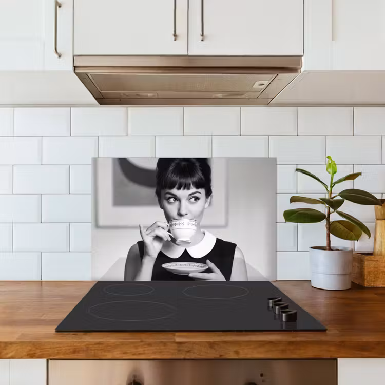 Portret - Thee - Vrouw keuken achterwand spatscherm klein -sfeer2
