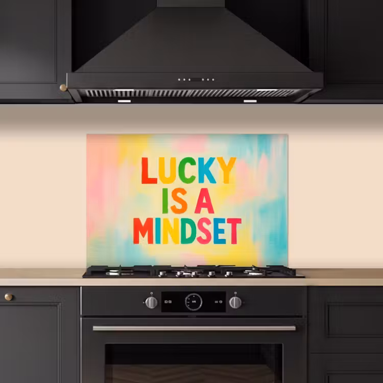 Quote - Lucky - Regenboogkleuren keuken achterwand spatscherm klein -sfeer1