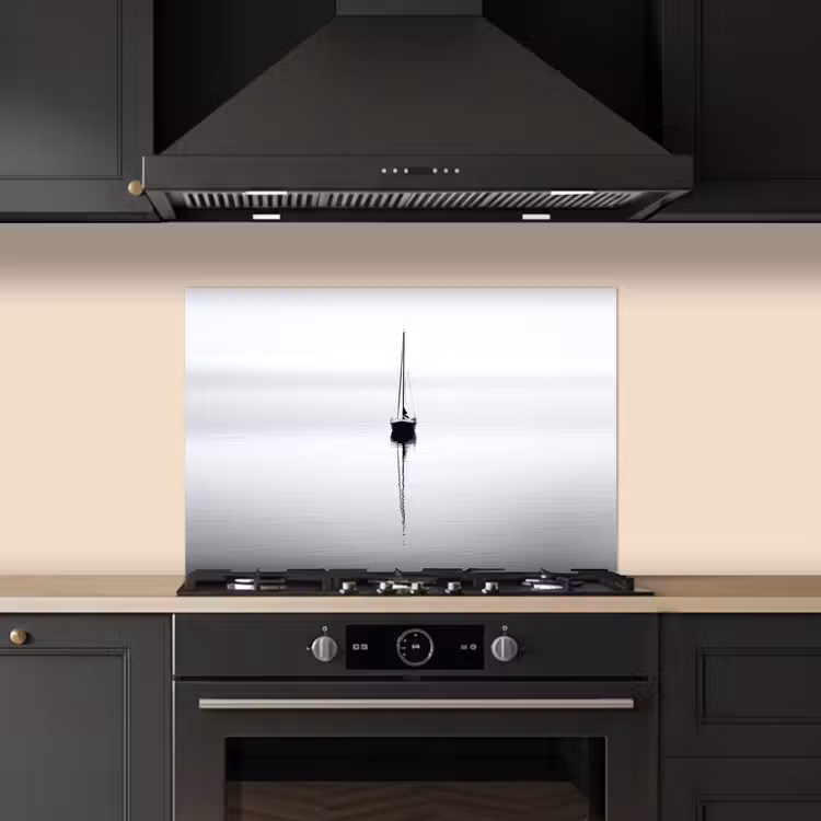 Zeilboot - Zwart - Water - Silhouet keuken achterwand spatscherm klein -sfeer1