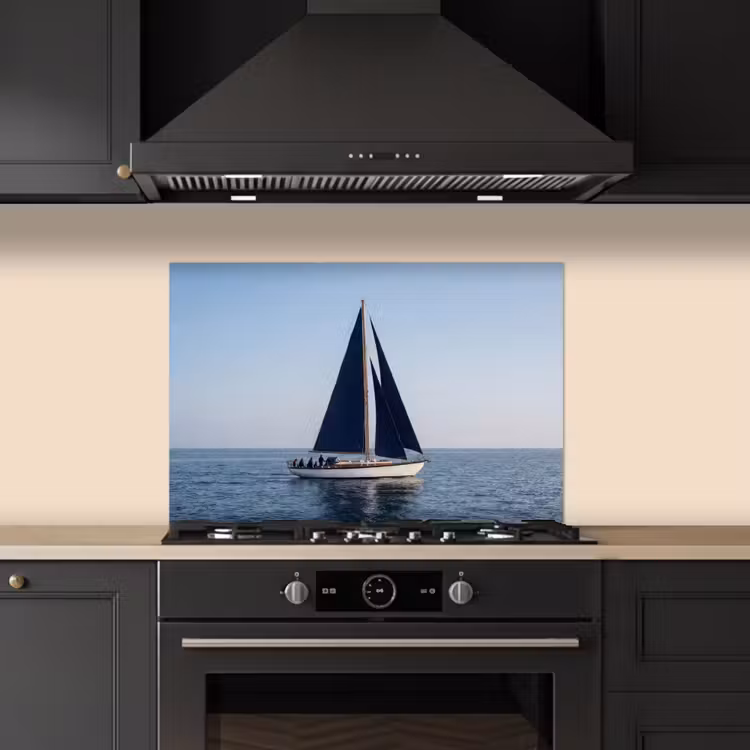 Zeilboot - Zee - Blauw keuken achterwand spatscherm klein -sfeer1