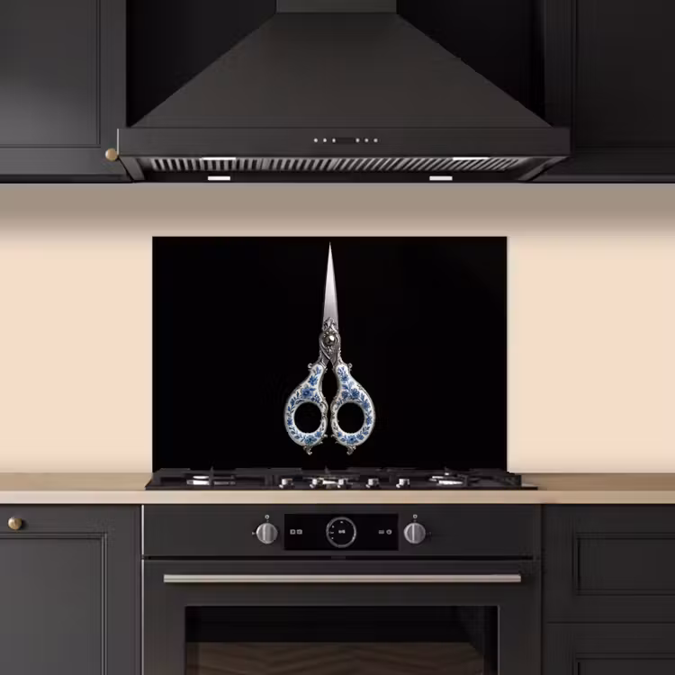 Schaar - Delfts blauw - Zwart keuken achterwand spatscherm klein -sfeer1