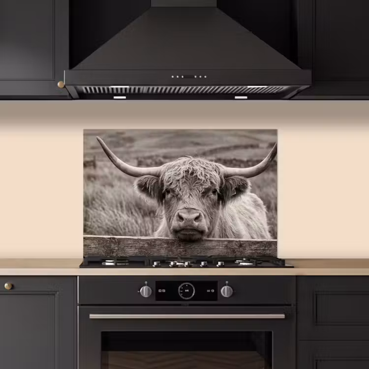 Schotse hooglander - Zwart - Wit - Hout keuken achterwand spatscherm klein -sfeer1
