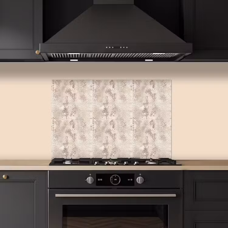Slang - Patroon - Beige keuken achterwand spatscherm klein 900 -sfeer1