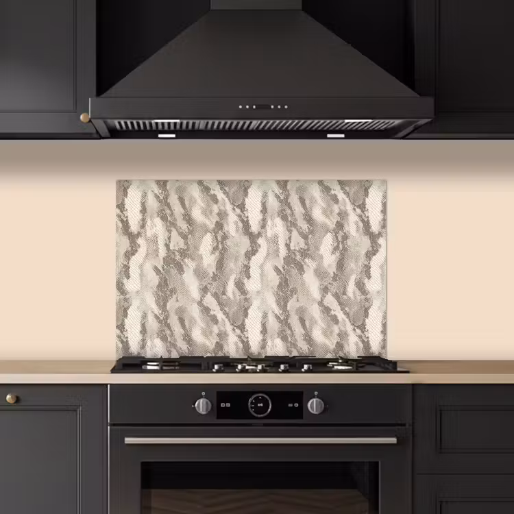 Slang - Patroon - Taupe keuken achterwand spatscherm klein 900 -sfeer1