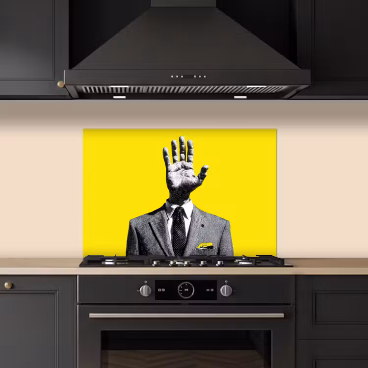 Pak - Hand - Geel keuken achterwand spatscherm klein -sfeer1
