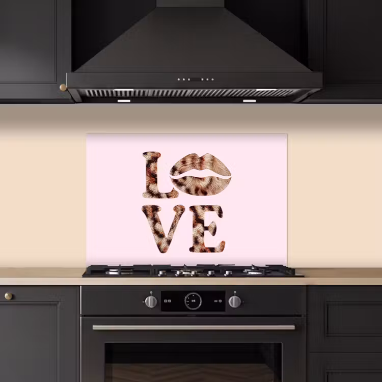 Tekst - Love - Pantervacht - Lichtroze keuken achterwand spatscherm klein -sfeer1