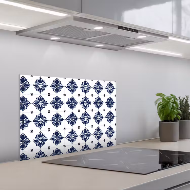 Tegelmotief - Blauw - Wit - Bloem keuken achterwand spatscherm klein 900 -3d_schuin