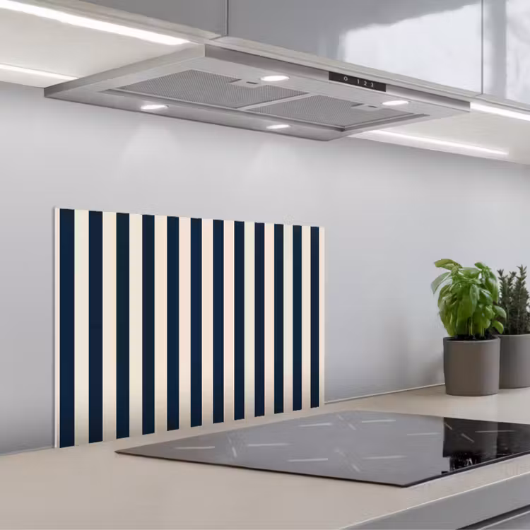 Verticale strepen - Blauw - Crème keuken achterwand spatscherm klein 900 -3d_schuin