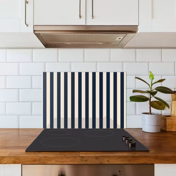 Verticale strepen - Blauw - Crème keuken achterwand spatscherm klein 900 -sfeer2