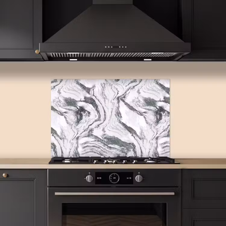 Wit - Marmer - Golvend - Grafiet keuken achterwand spatscherm klein 900 -sfeer1