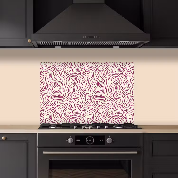 Kronkelende lijn - Magenta - Crème keuken achterwand spatscherm klein 900 -sfeer1