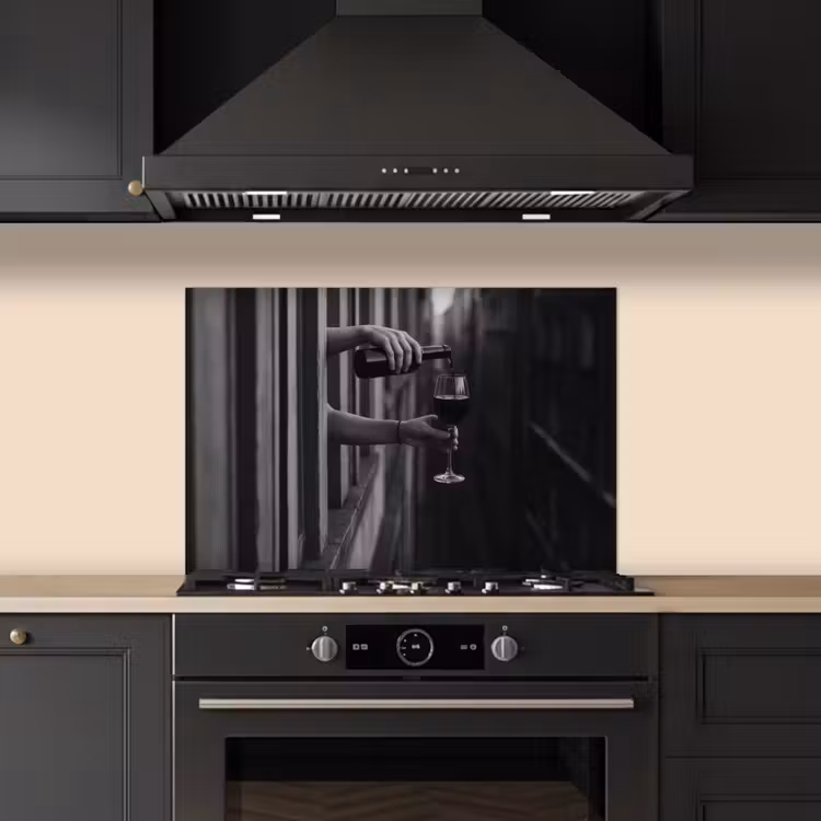 Wijnfles - Glas - Handen - Raam keuken achterwand spatscherm klein -sfeer1