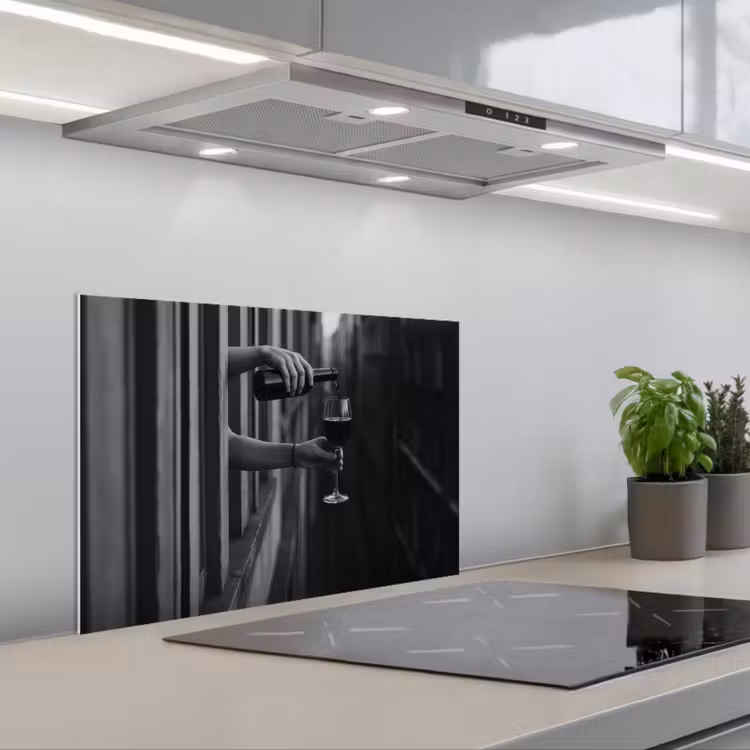 Wijnfles - Glas - Handen - Raam keuken achterwand spatscherm klein -3d_schuin