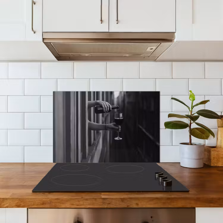 Wijnfles - Glas - Handen - Raam keuken achterwand spatscherm klein -sfeer2