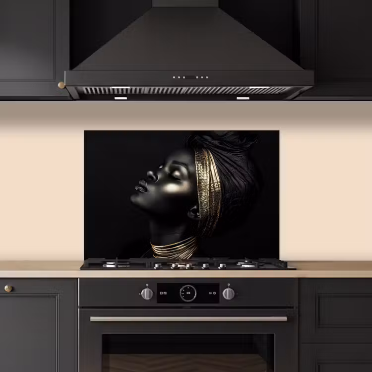 Vrouw - Zwart - Goud - Sieraden keuken achterwand spatscherm klein -sfeer1