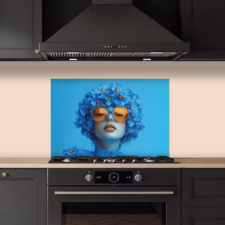 Vrouw - Bloem - Blauw - Modern - Bril - Portret keuken achterwand spatscherm klein -sfeer1