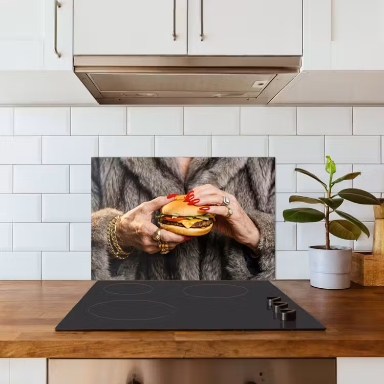 Vrouw - Hamburger - Bontjas keuken achterwand spatscherm klein -sfeer2