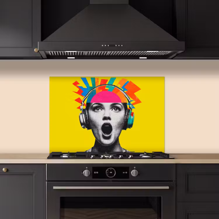 Vrouw - Koptelefoon - Geel keuken achterwand spatscherm klein -sfeer1