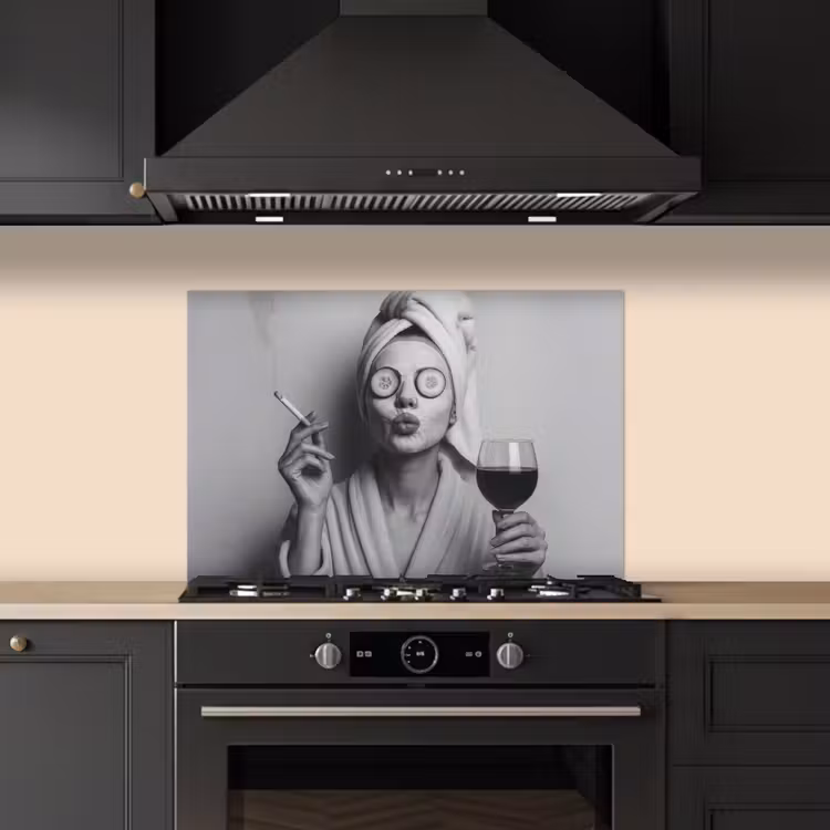 Vrouw - Masker - Wijn - Sigaret keuken achterwand spatscherm klein -sfeer1