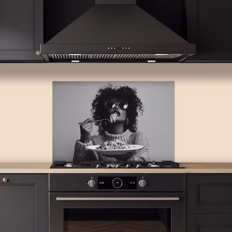 Vrouw - Pasta - Zwart - Wit keuken achterwand spatscherm klein -sfeer1