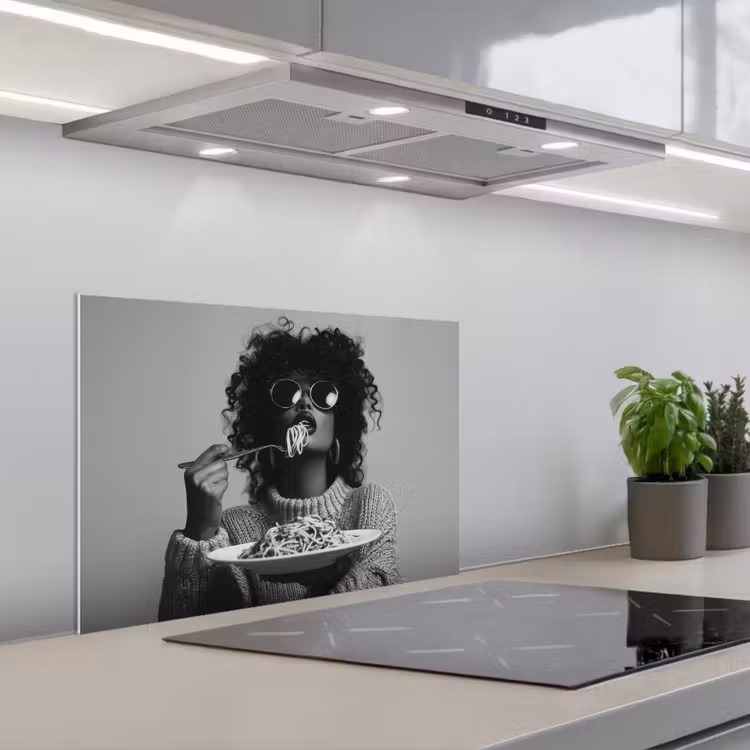 Vrouw - Pasta - Zwart - Wit keuken achterwand spatscherm klein -3d_schuin
