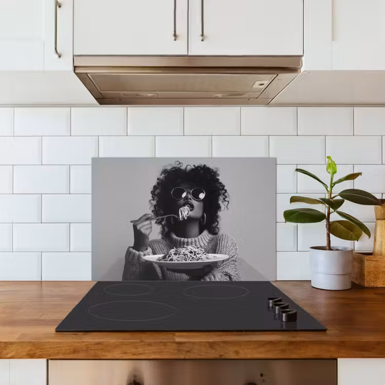 Vrouw - Pasta - Zwart - Wit keuken achterwand spatscherm klein -sfeer2
