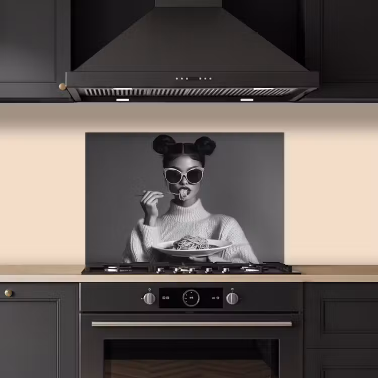 Vrouw - Pasta - Zonnebril keuken achterwand spatscherm klein -sfeer1
