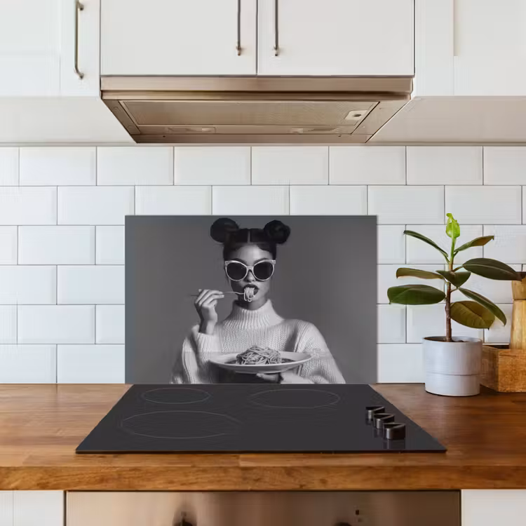 Vrouw - Pasta - Zonnebril keuken achterwand spatscherm klein -sfeer2