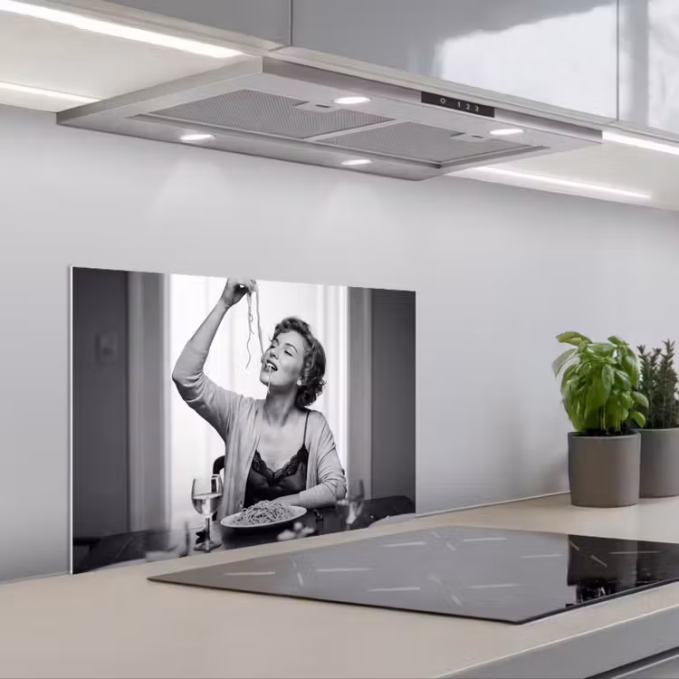 Vrouw - Spaghetti - Zwart - Wit keuken achterwand spatscherm klein -3d_schuin