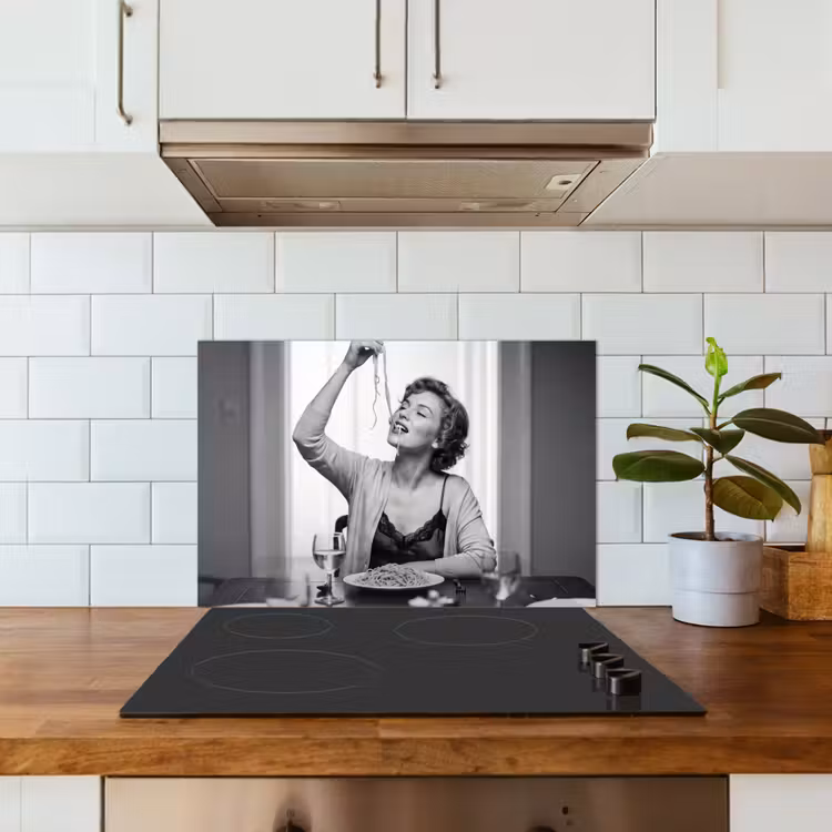 Vrouw - Spaghetti - Zwart - Wit keuken achterwand spatscherm klein -sfeer2