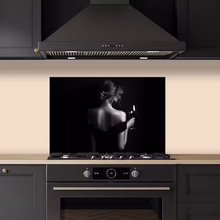 Vrouw - Wijn - Jurk keuken achterwand spatscherm klein -sfeer1