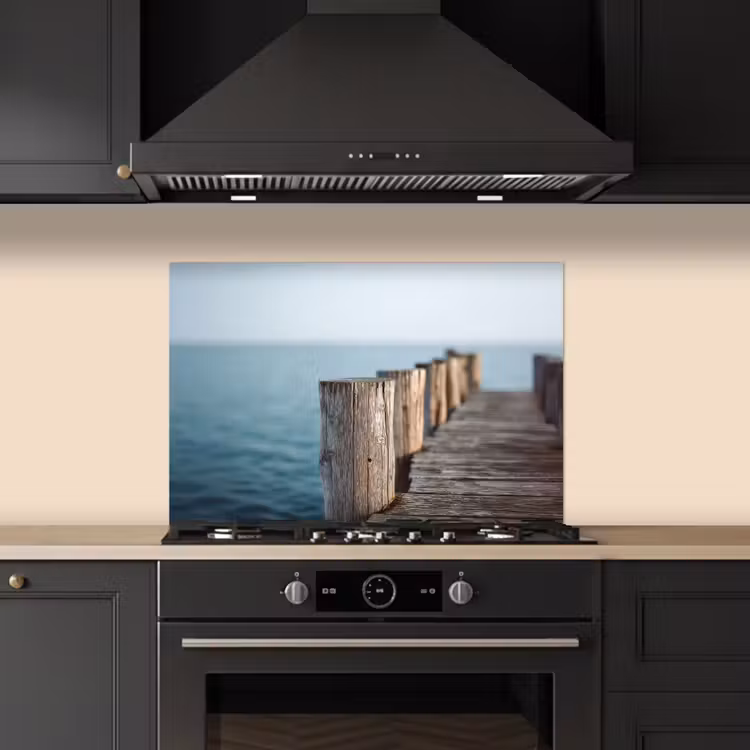 Houten steiger - Helderblauwe lucht keuken achterwand spatscherm klein -sfeer1