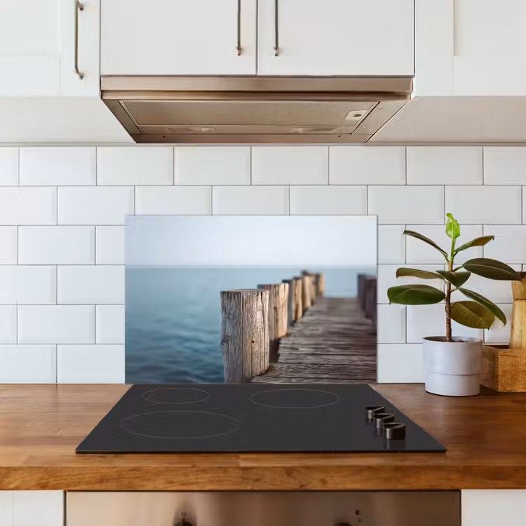 Houten steiger - Helderblauwe lucht keuken achterwand spatscherm klein -sfeer2