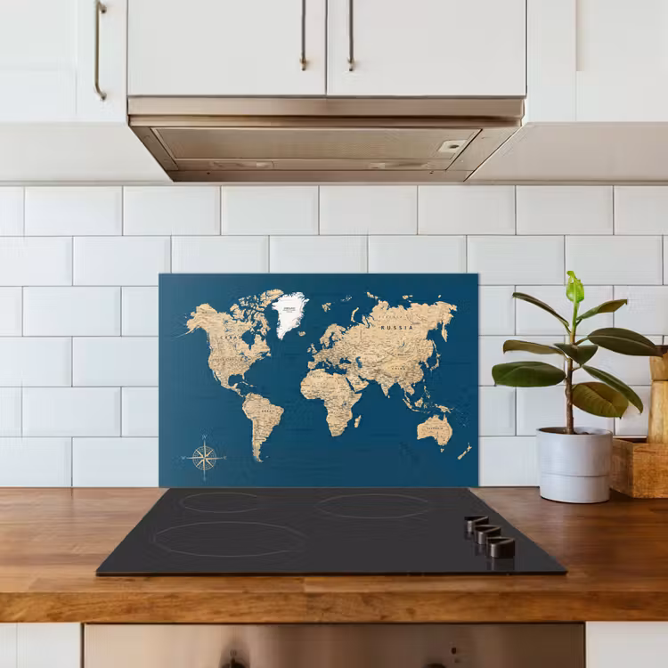 Wereldkaart - Donkerblauw - Beige keuken achterwand spatscherm klein -sfeer2