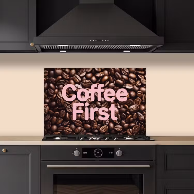 Coffee First - Koffiebonen - Roze keuken achterwand spatscherm klein -sfeer1