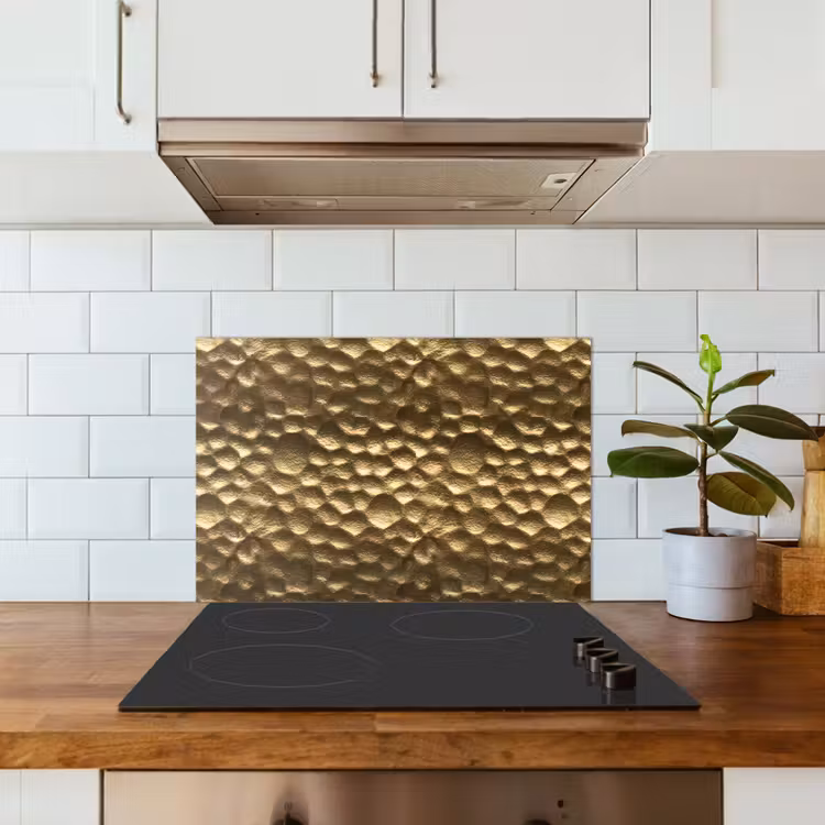 Gehamerd - Reliëf - Textuur - Bronsgoud keuken achterwand spatscherm klein 900 -sfeer2