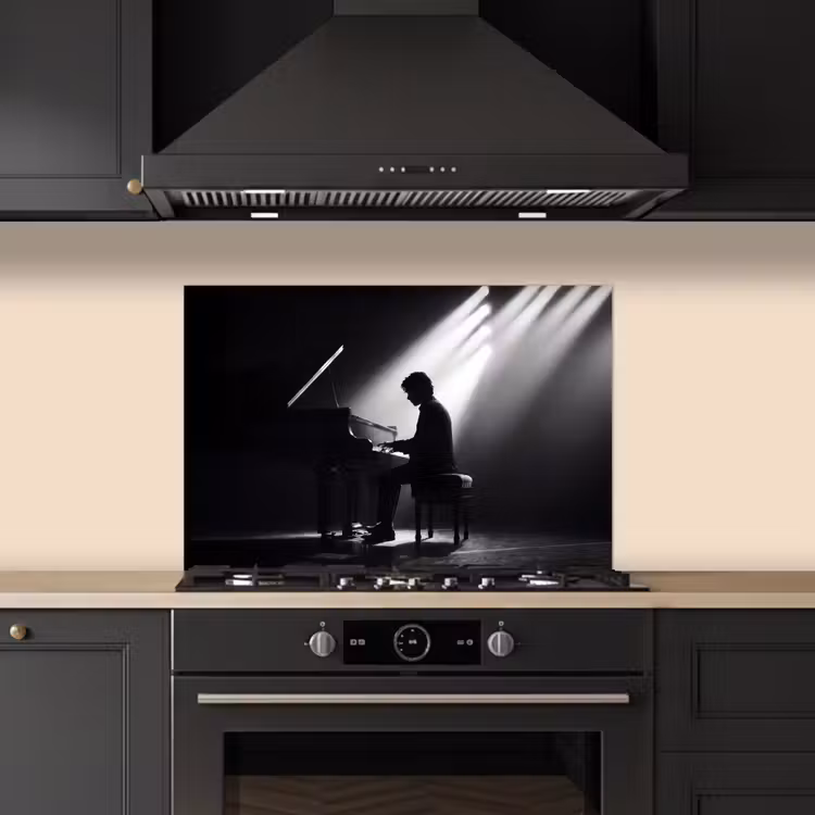 Persoon - Piano - Muziek - Zwart-wit - Podium keuken achterwand spatscherm klein -sfeer1